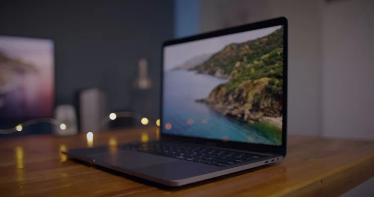 Пластиковый чехол-накладка для Macbook Air 13.6″ M2 2022 с улучшенной системой вентиляции